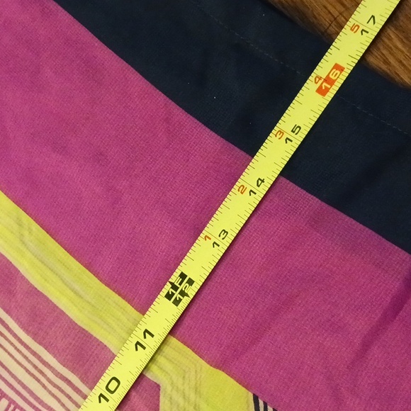 Geometric-patterned Xhilarationblouse EUC XS - Picture 6 of 8